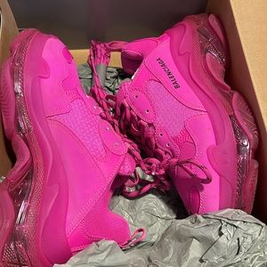 Selling balenciaga triple s fore-scent pink sneakers
